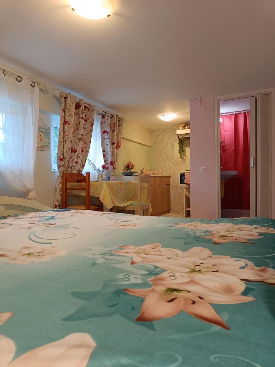 Maria Guesthouse อลิเวรี ห้อง รูปภาพ